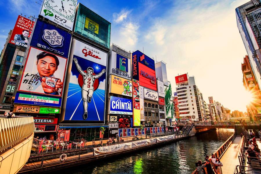 Dotonbori có nhiều biển hiệu khổng lồ