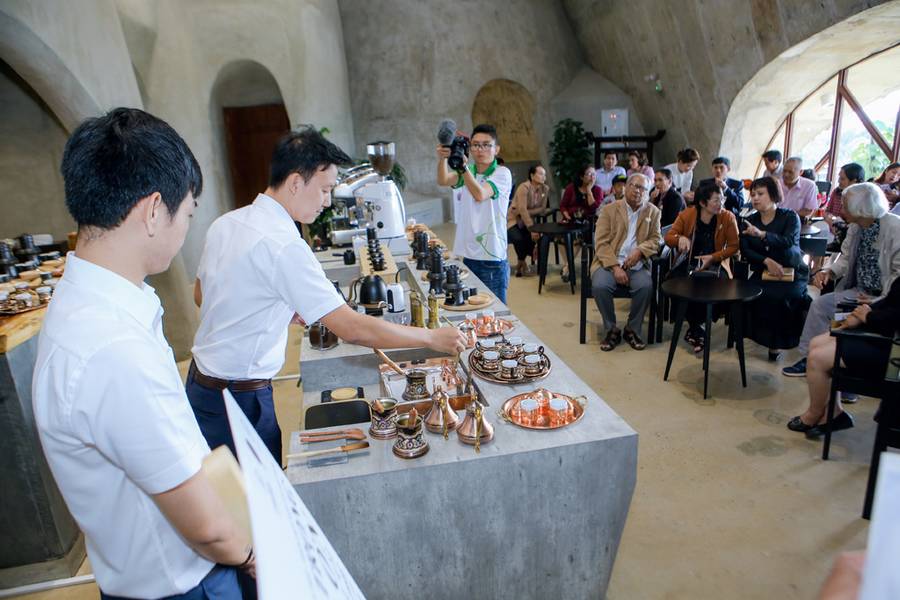 thưởng thức cà phê trong bảo tàng