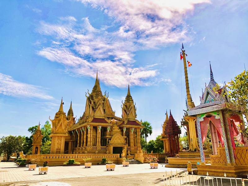 Chánh điện chính được xây dựng trong 14 năm của chùa Phú Giao