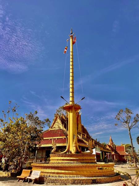 Cột cờ luôn được dựng ở trung tâm chùa và mọi hướng của tháp đều hướng về ngọn cờ