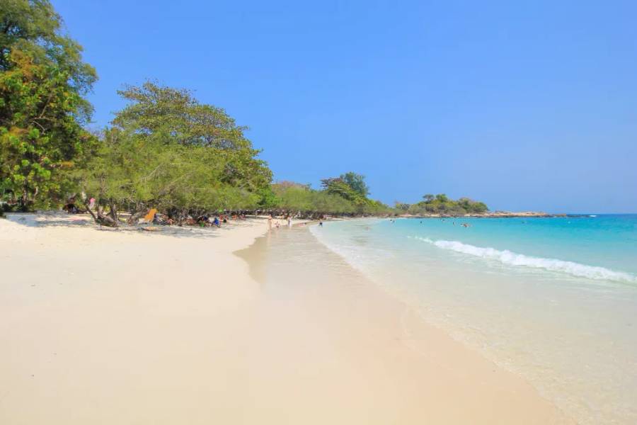 Bờ biển Koh Samet hiền hòa ôm lấy bờ cát trắng mịn