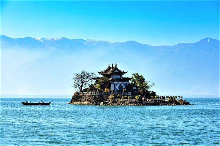 du ngoạn bằng thuyền tại hồ Nhĩ Hải