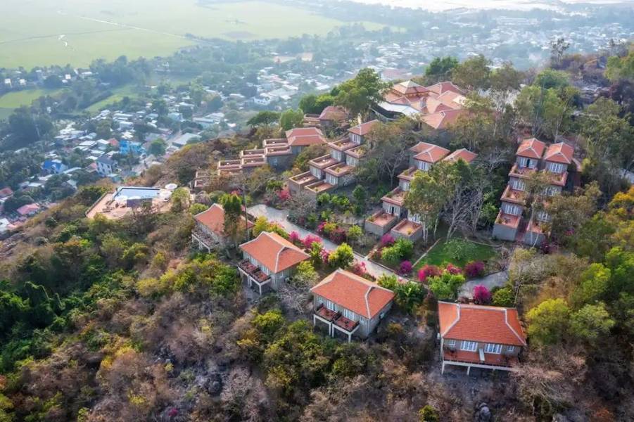 Victoria Nui Sam Lodge