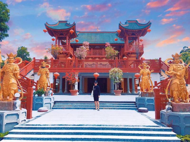 Cổng chính vào chùa Lầu