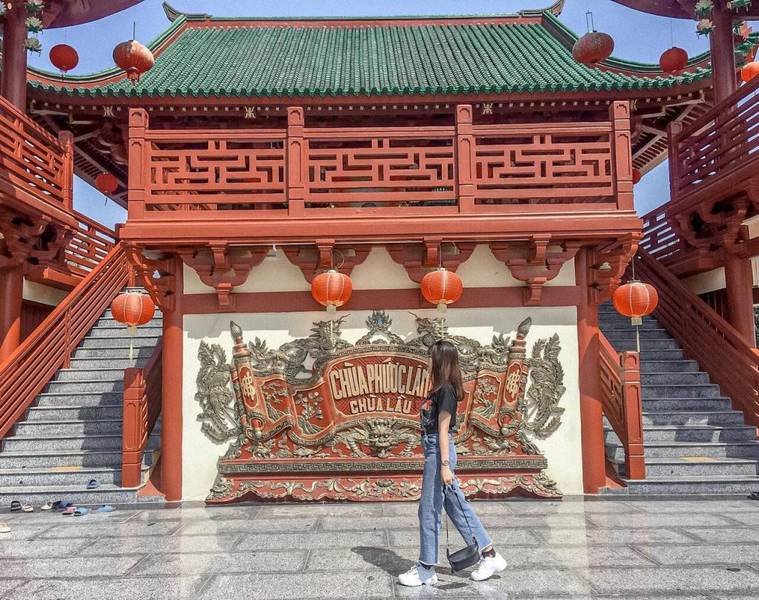 Lối lên chánh điện chùa Lầu