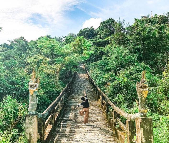 Đường lên chùa Tà Pạ