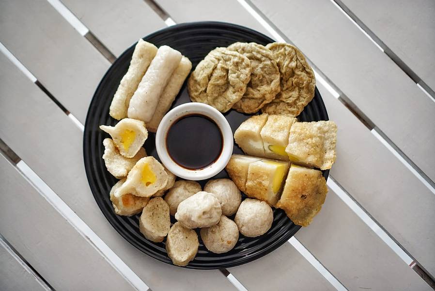 Pempek bisa dibeli di Pusat Oleh-Oleh Palembang