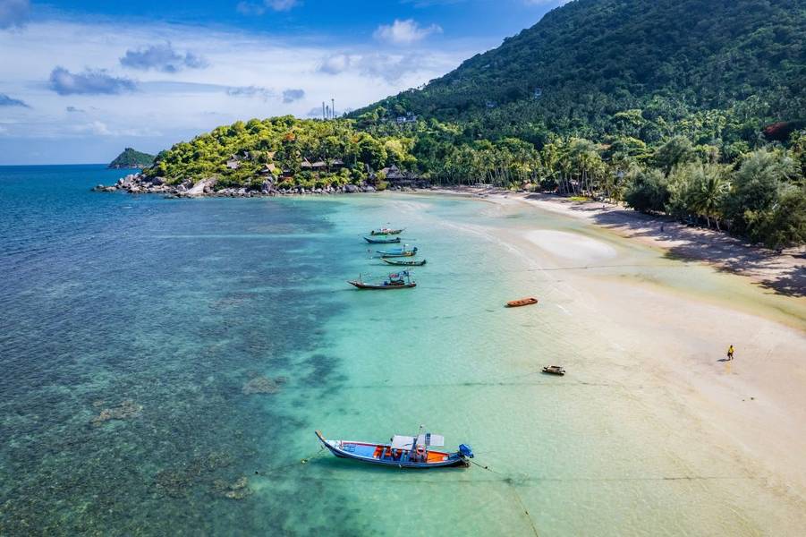 ภาพมุมสูงของเกาะเต่าที่มีชายหาดทอดยาว