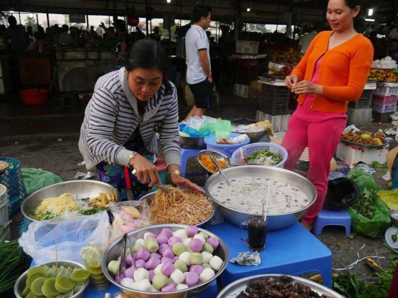 quầy bán bánh ngọt chợ Quới Thành