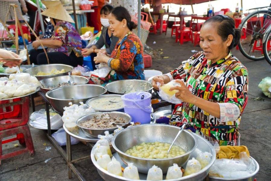 quầy bán bánh ngọt chợ Ba Vát