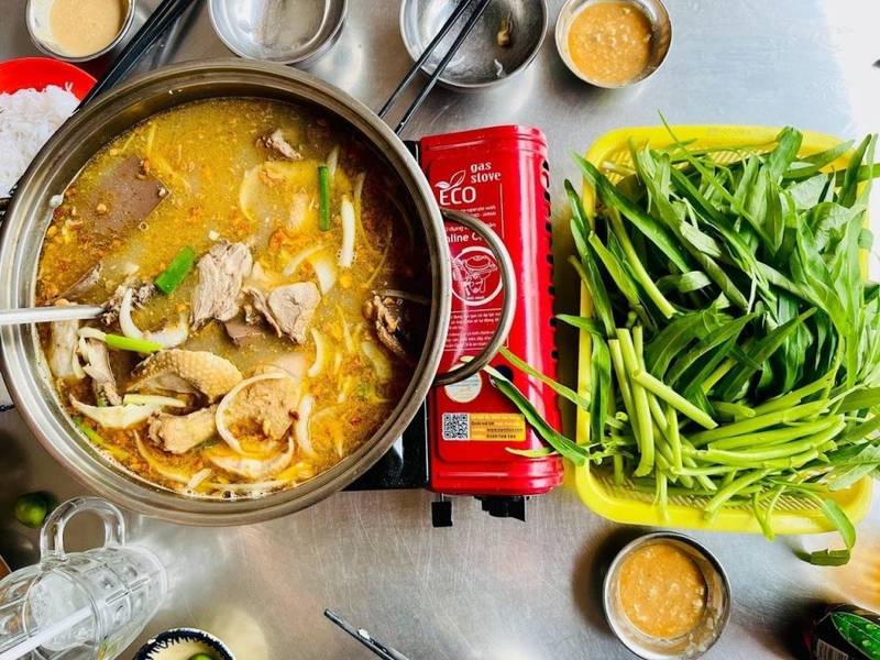 vịt nấu chao quán cô Minh