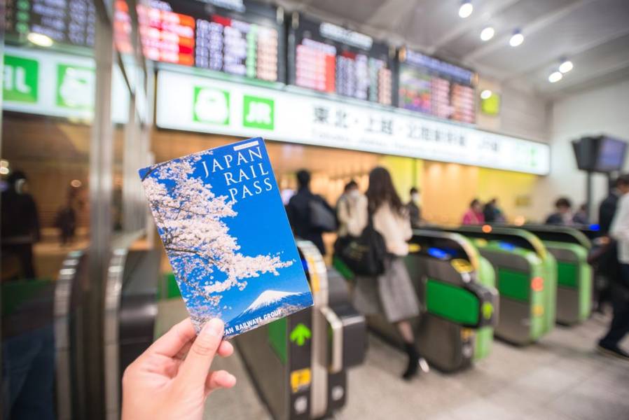 JR Pass là phiếu đi tàu dành cho du khách nước ngoài đi tàu cao tốc không giới hạn. | Mùa hoa anh đào Nhật Bản
