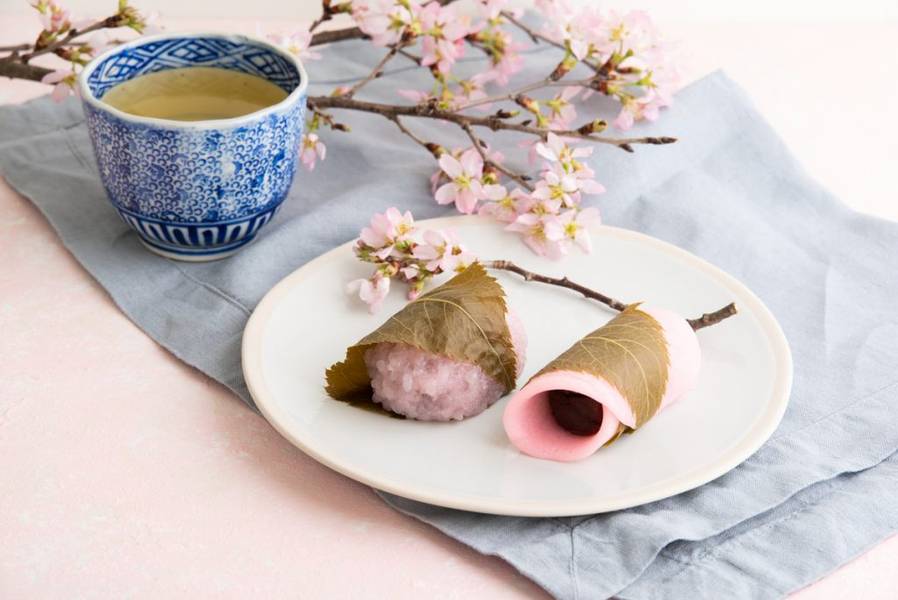 Hai phiên bản Sakura Mochi khiến bao du khách mê mẩn mỗi mùa hoa anh đào Nhật Bản. 