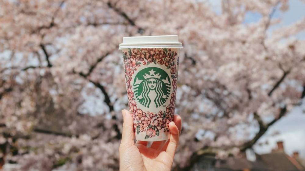 Sakura Latte của Starbucks Coffee là một trong những thức uống yêu thích của nhiều du khách vào mùa hoa anh đào Nhật Bản nở rộ. | Mùa hoa anh đào Nhật Bản
