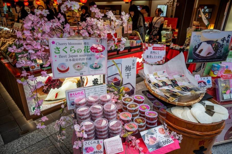 Một cửa hàng bán thực phẩm, quà lưu niệm và mỹ phẩm hương hoa anh đào ở Kyoto. | Mùa hoa anh đào Nhật Bản