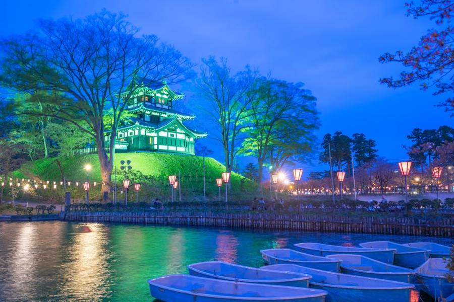 Những chiếc đèn lồng được thắp sáng tại Lâu đài Takada ở Niigata. | Mùa hoa anh đào Nhật Bản