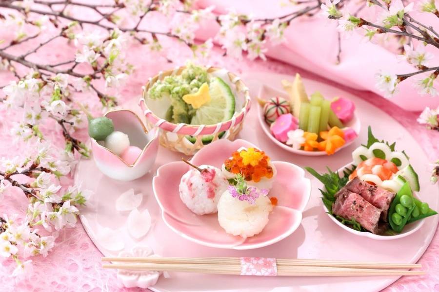 Phần cơm trưa mùa xuân thường sẽ gồm có cơm hoa anh đào, thịt bò nướng, tempura, sashimi, rau xanh để ngắm hoa anh đào. | Mùa hoa anh đào Nhật Bản