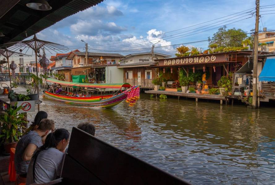 Khlong Bang Luang Floating Market