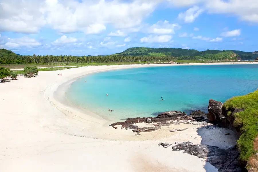 Menjelajahi Pantai Tanjung Aan