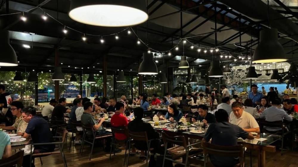 Không gian nhà hàng The Never Ending Summer | Bản đồ du lịch Bangkok