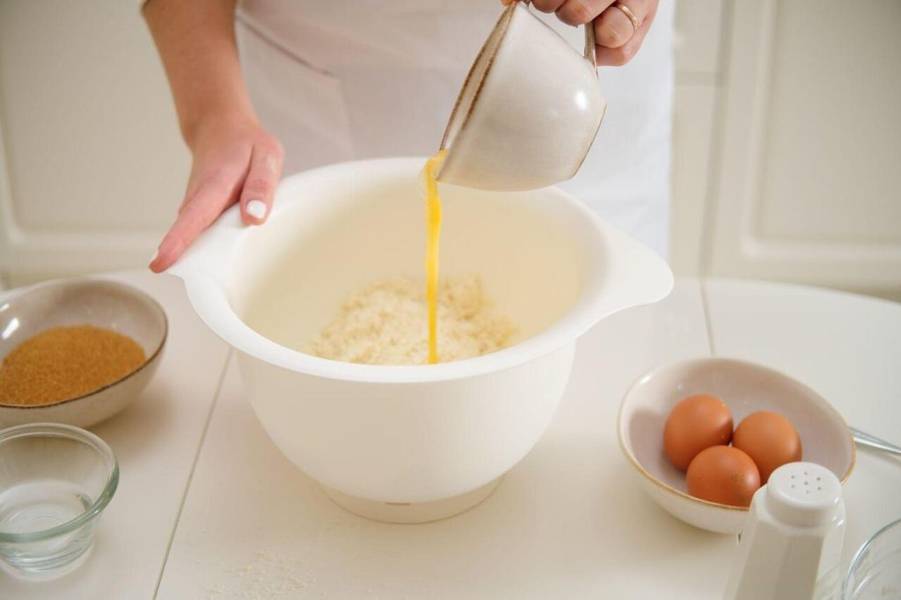 Bột dùng làm bánh bà xã sau khi trộn cần ủ trong vòng 30 phút