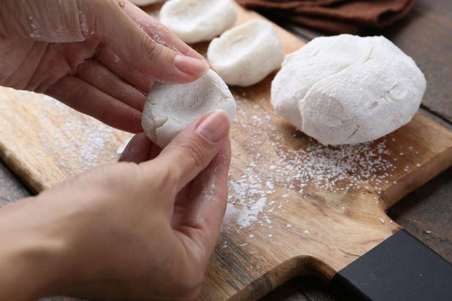 Bột làm bánh bà xã cần cán mỏng, đều tay