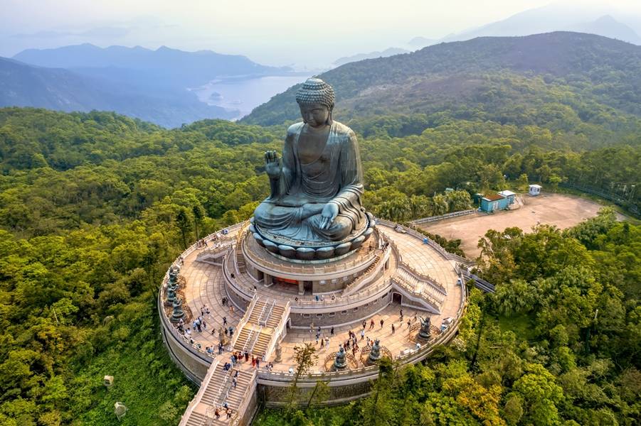 Tượng Phật Thiên Đàn và khung cảnh thiên nhiên hùng vĩ tạo nên một bức tranh hài hòa và thanh bình | Du lịch Hong Kong tháng 8