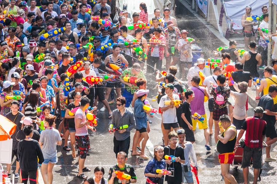 le hoi songkran noi tieng tai silom bangkok