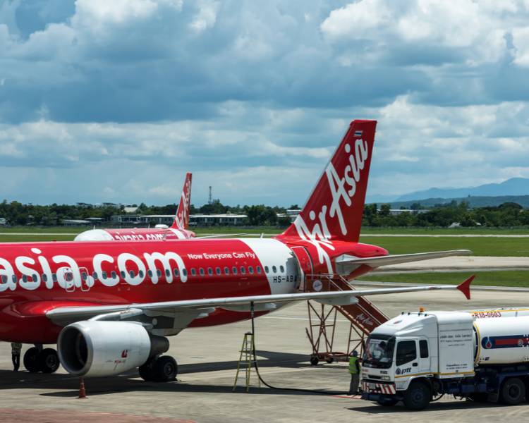 Cac may bay AirAsia duoc doi ngu ky thuat kiem tra