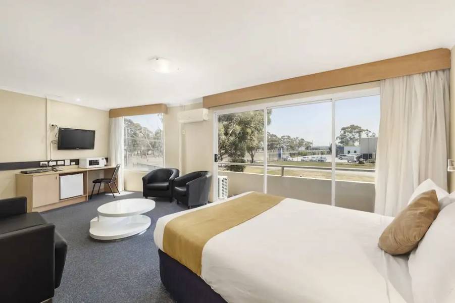 Không gian phòng thoáng đãng với khung cửa sổ lớn tại Ciloms Airport Lodge I Melbourne Museum