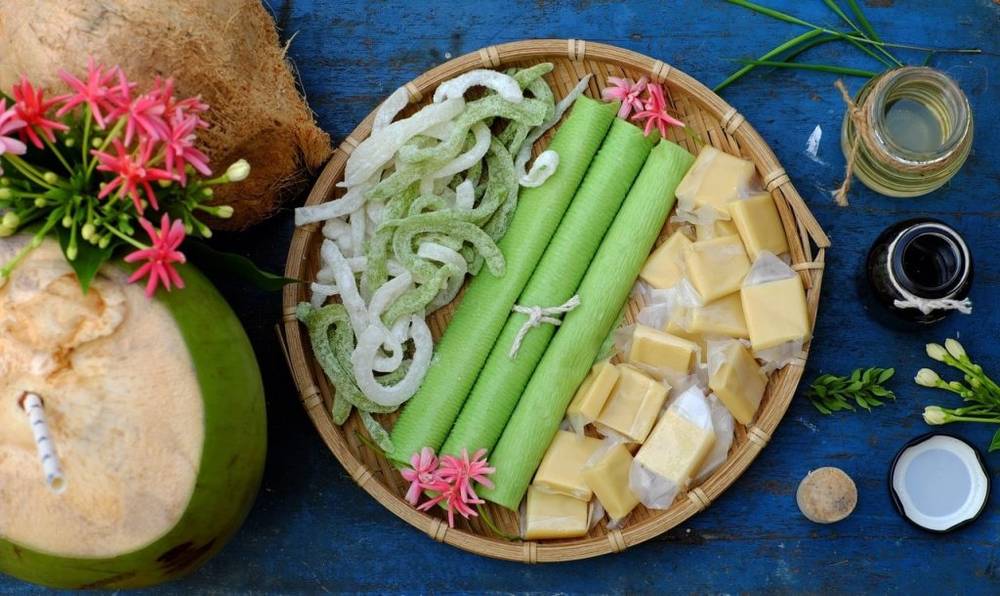 Bảo quản mứt dừa trong ngăn mát tủ lạnh để giữ nguyên hương vị và độ giòn