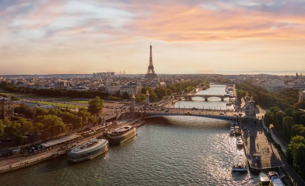 Sông Seine êm đềm trôi theo dòng chảy ôm ấp vẻ đẹp kiêu hãnh của tháp Eiffel 
