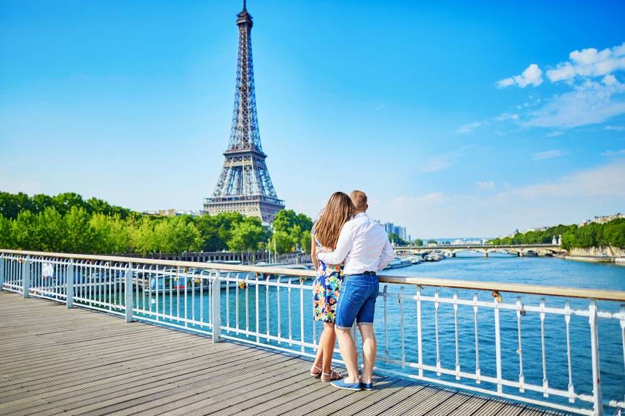 Đừng quên tạo dáng một cách tự nhiên để có những bức ảnh lãng mạn và suy tư tại sông Seine 