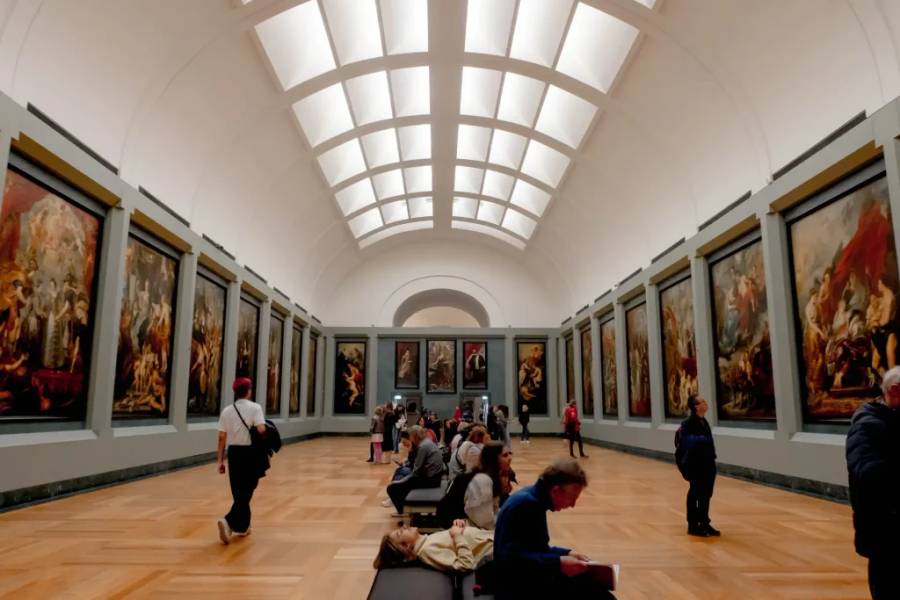 Không gian bên trong bảo tàng Louvre rộng lớn với hàng loạt các tác phẩm nghệ thuật quý giá và lâu đời I Sông Seine