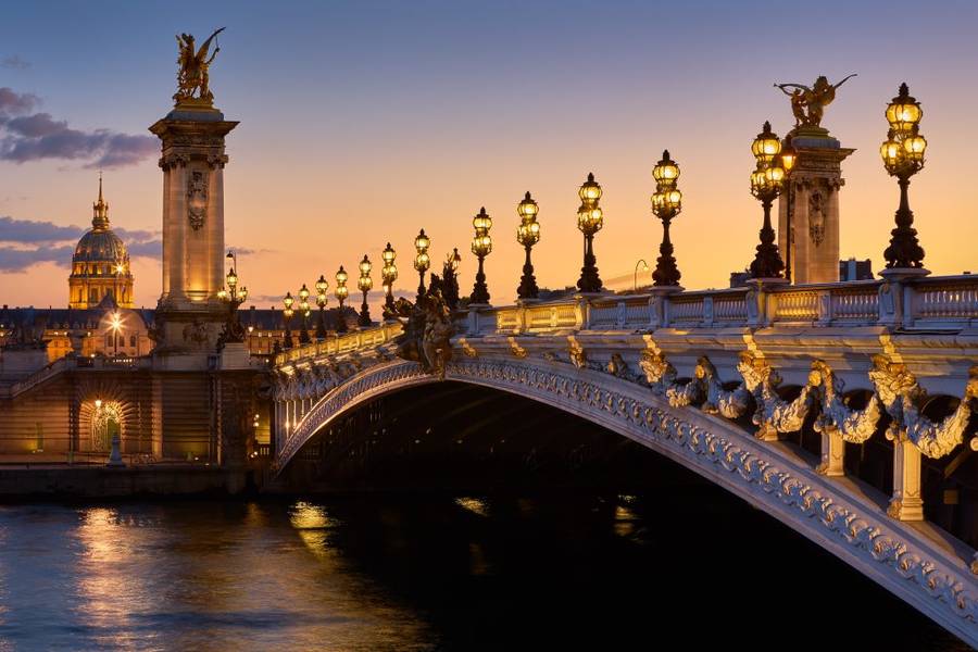 Cầu Pont Alexandre III kiêu hãnh vắt ngang dòng sông Seine thơ mộng 