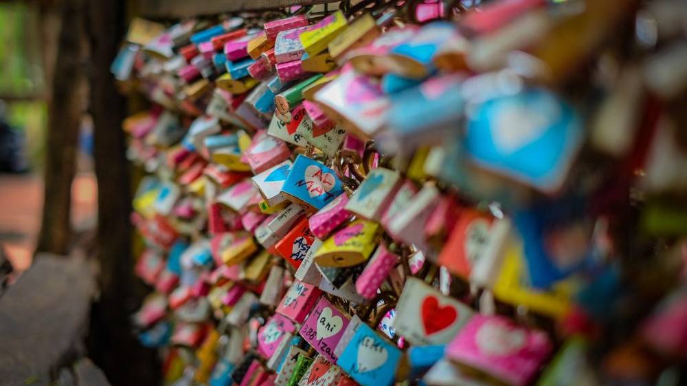 Cầu Pont des Arts (cầu khóa tình yêu) - Chứng nhân tình yêu cho hàng ngàn cặp đôi lãng mạn tại Paris I Sông Seine