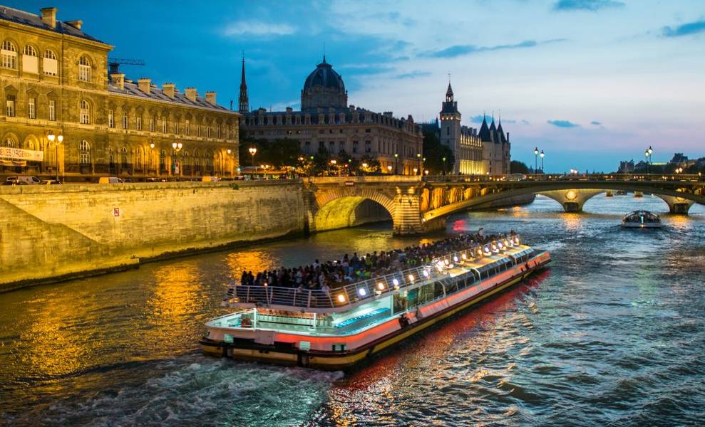 Trải nghiệm du thuyền ngắm cảnh trên dòng sông Seine