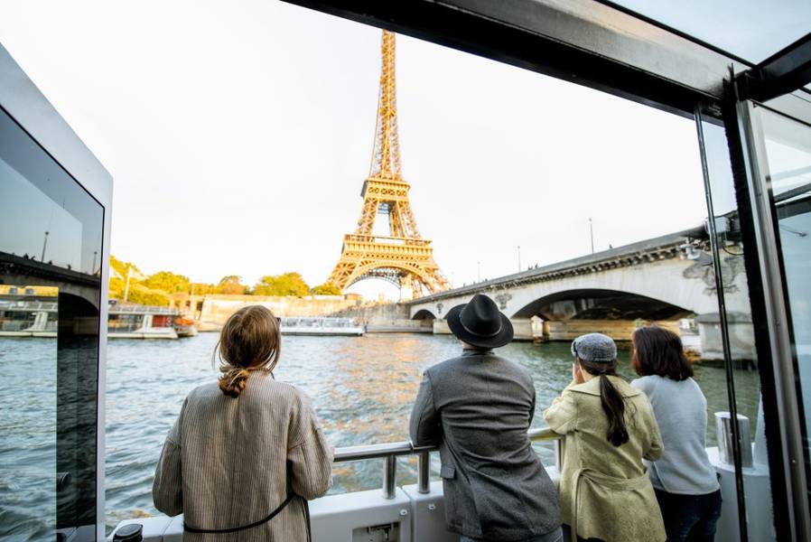 Du khách vô cùng thích thú khi ngắm nhìn Tháp Eiffel với cự ly gần trên du thuyền chạy dọc theo dòng sông Seine 