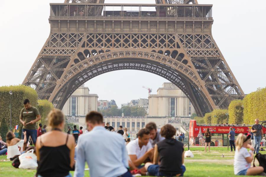 Tận hưởng buổi picnic lãng mạn với biểu tượng tháp Eiffel kiêu hãnh ngay trước mắt I Sông Seine