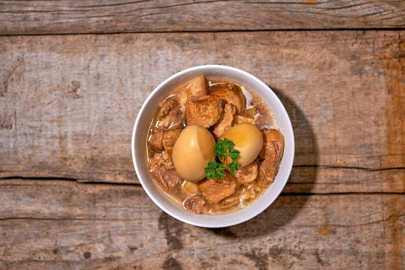 Thịt kho tàu với nước kho đậm đà bao phủ từng miếng thịt mềm hấp dẫn