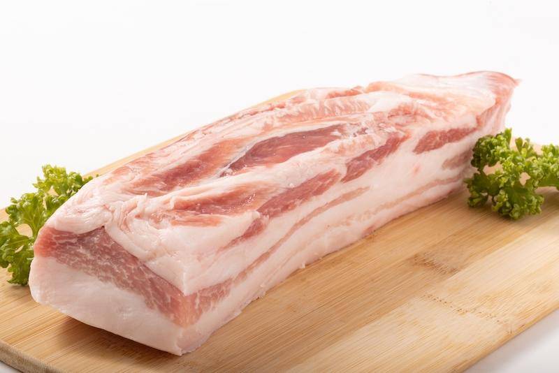 Chọn thịt ba chỉ với tỷ lệ mỡ và nạc cân đối để thịt kho tàu không bị khô