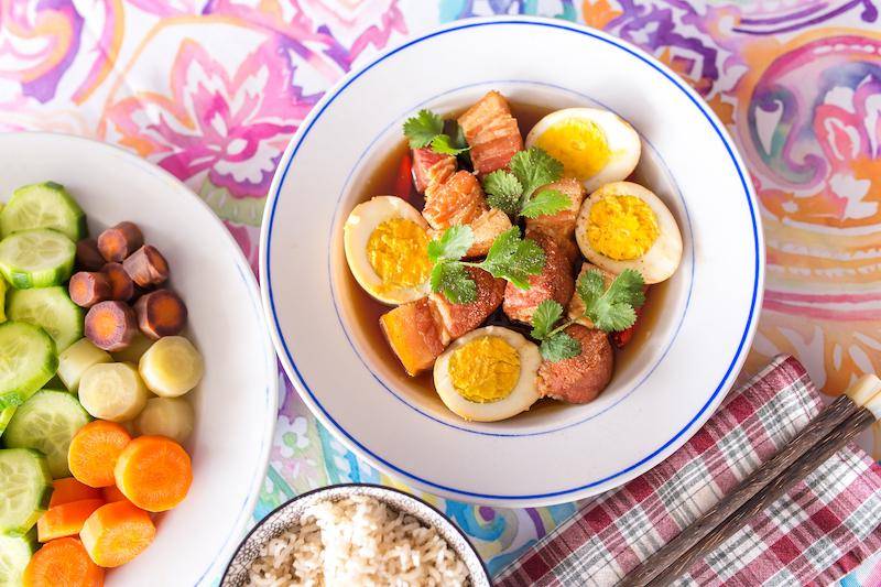 Thịt kho tàu chín nhừ bóng mỡ quyện trong nước dùng màu nâu cánh gián