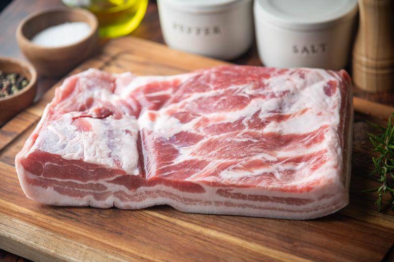 Chọn thịt ba chỉ tươi ngon để đảm bảo hương vị và chất lượng món thịt kho tàu