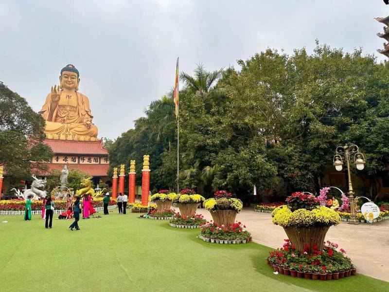 Chùa Khai Nguyên là chùa ở Hà Nội nổi bật với tượng Phật A Di Đà cao nhất Đông Nam Á