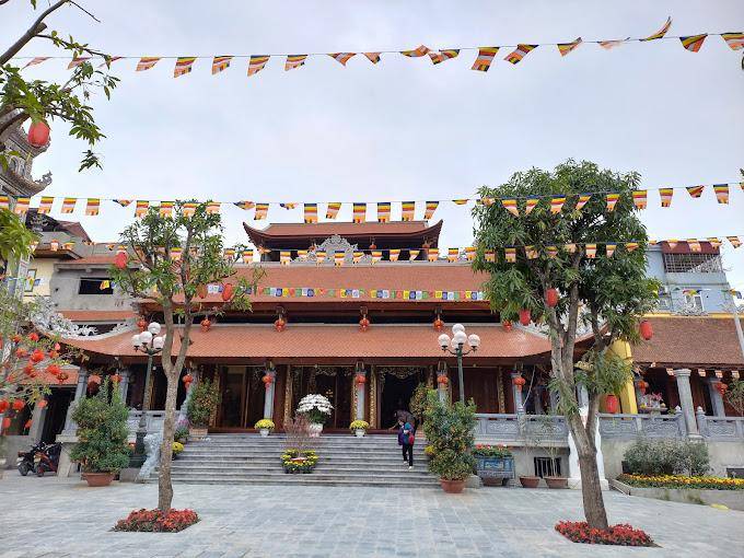 Chùa Pháp Vân là chùa ở Hà Nội với lễ hội rước kiệu truyền thống vào tháng Tư âm lịch
