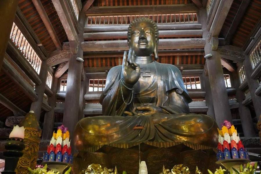 Chùa Non Nước là chùa ở Hà Nội có tượng Phật Tổ bằng đồng liền khối lớn