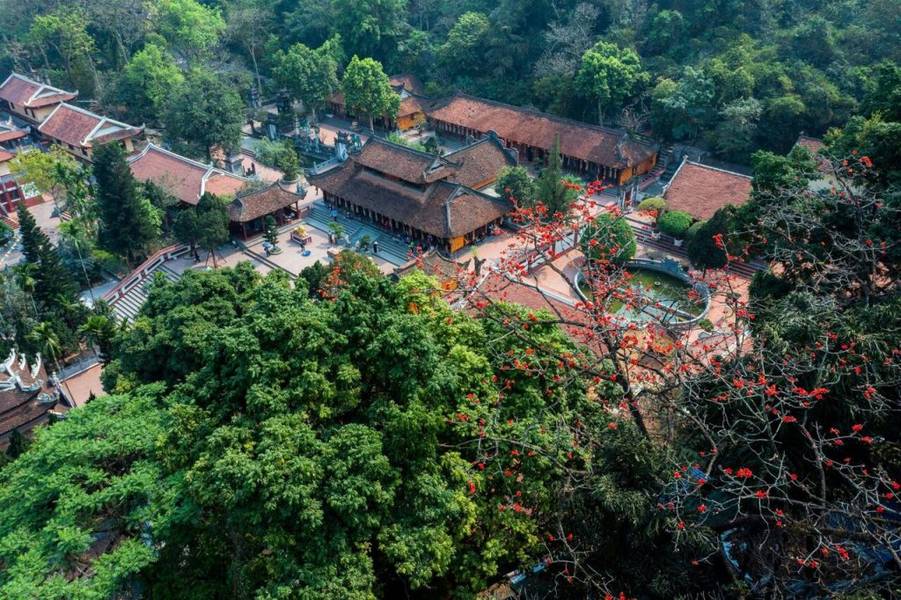 Chùa Hương là chùa ở Hà Nội có quần thể danh lam thắng cảnh với núi non kỳ vĩ và kiến trúc Phật giáo cổ kính
