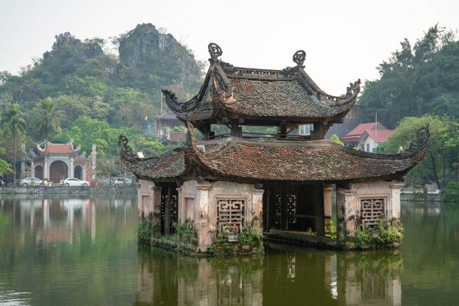 Chùa Thầy là chùa ở Hà Nội với thủy đình độc đáo giữa hồ