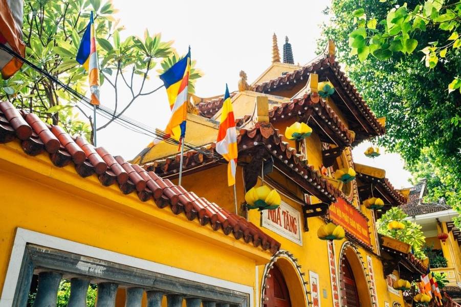 Chùa Quán Sứ là chùa ở Hà Nội với kiến trúc bề thế và di vật văn hóa giá trị