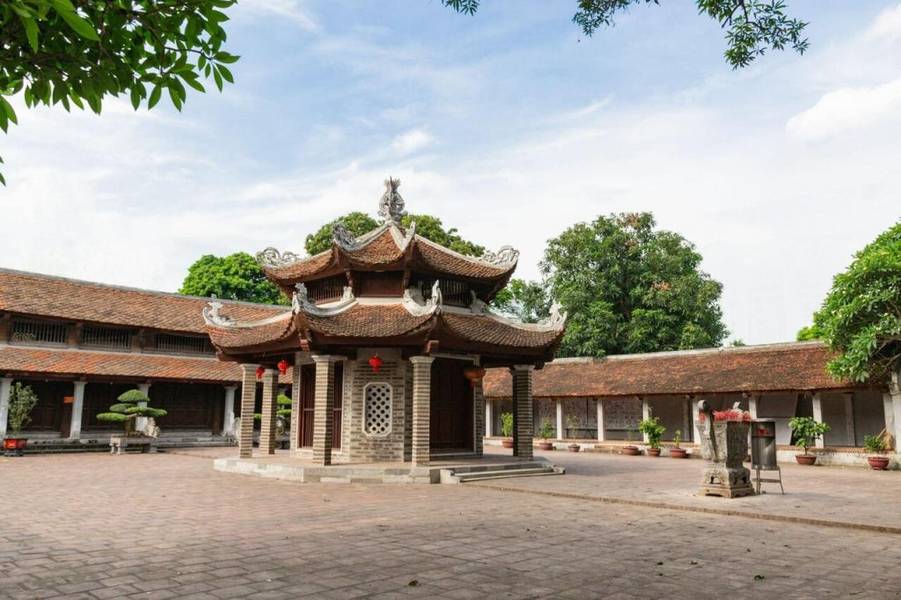 Chùa Láng là chùa ở Hà Nội nổi tiếng với vẻ đẹp cổ kính gần 900 năm tuổi